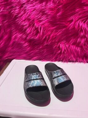 OOFOS Metallic Slide Sandals